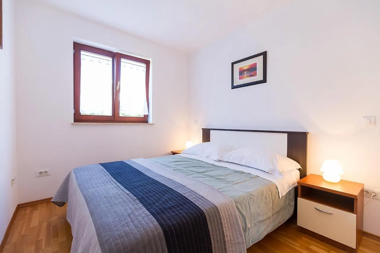 Apartments With A Swimming Pool Novigrad - 7078