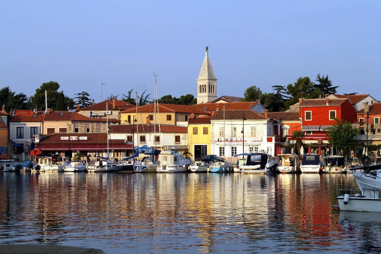 Apartments With A Swimming Pool Novigrad - 7078