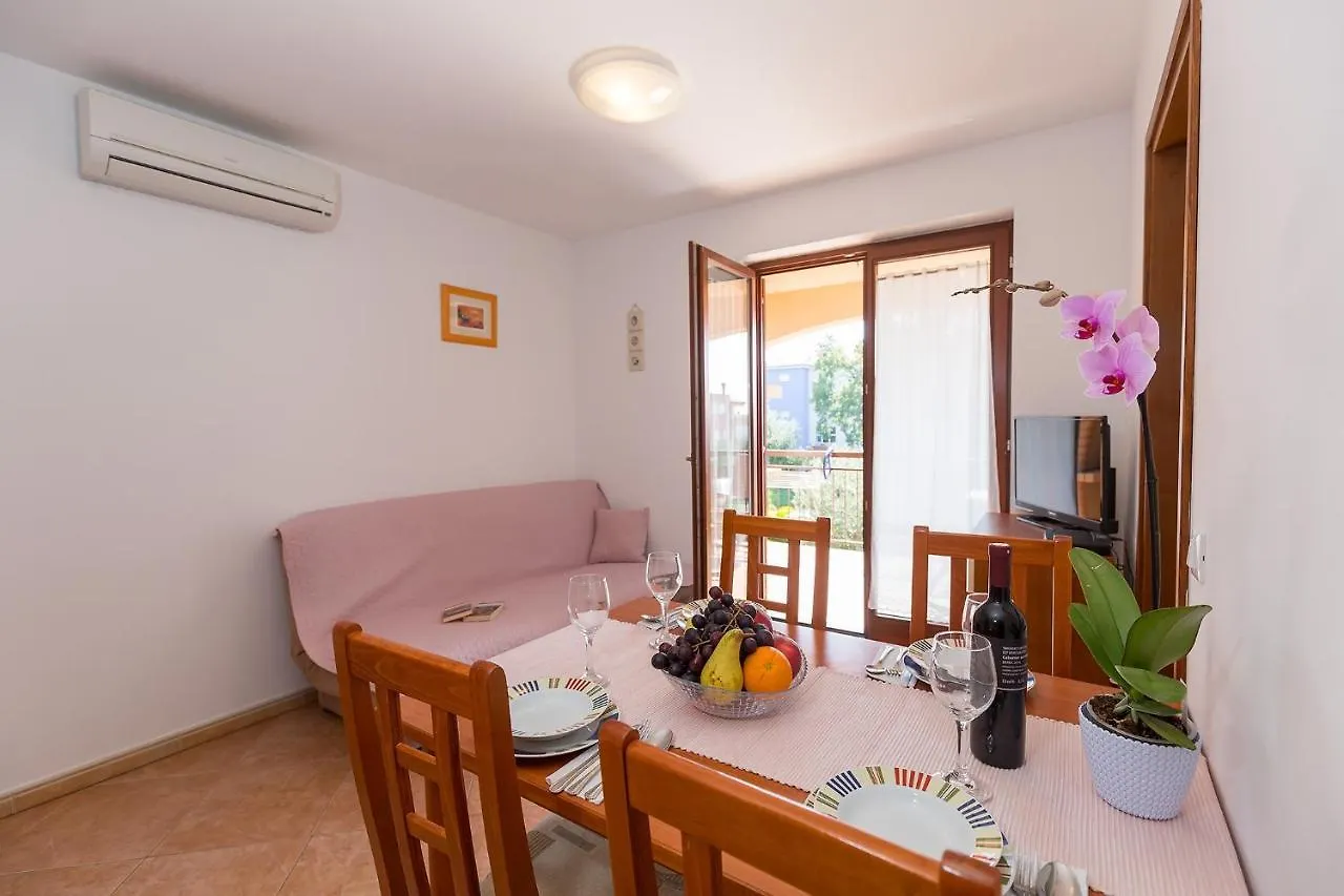 Apartments With A Swimming Pool Novigrad - 7078