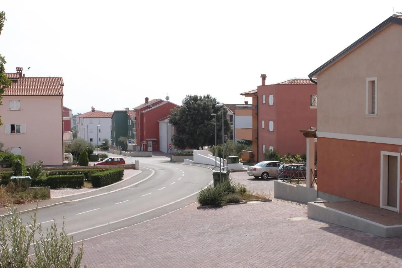 Apartments With A Swimming Pool Novigrad - 7078