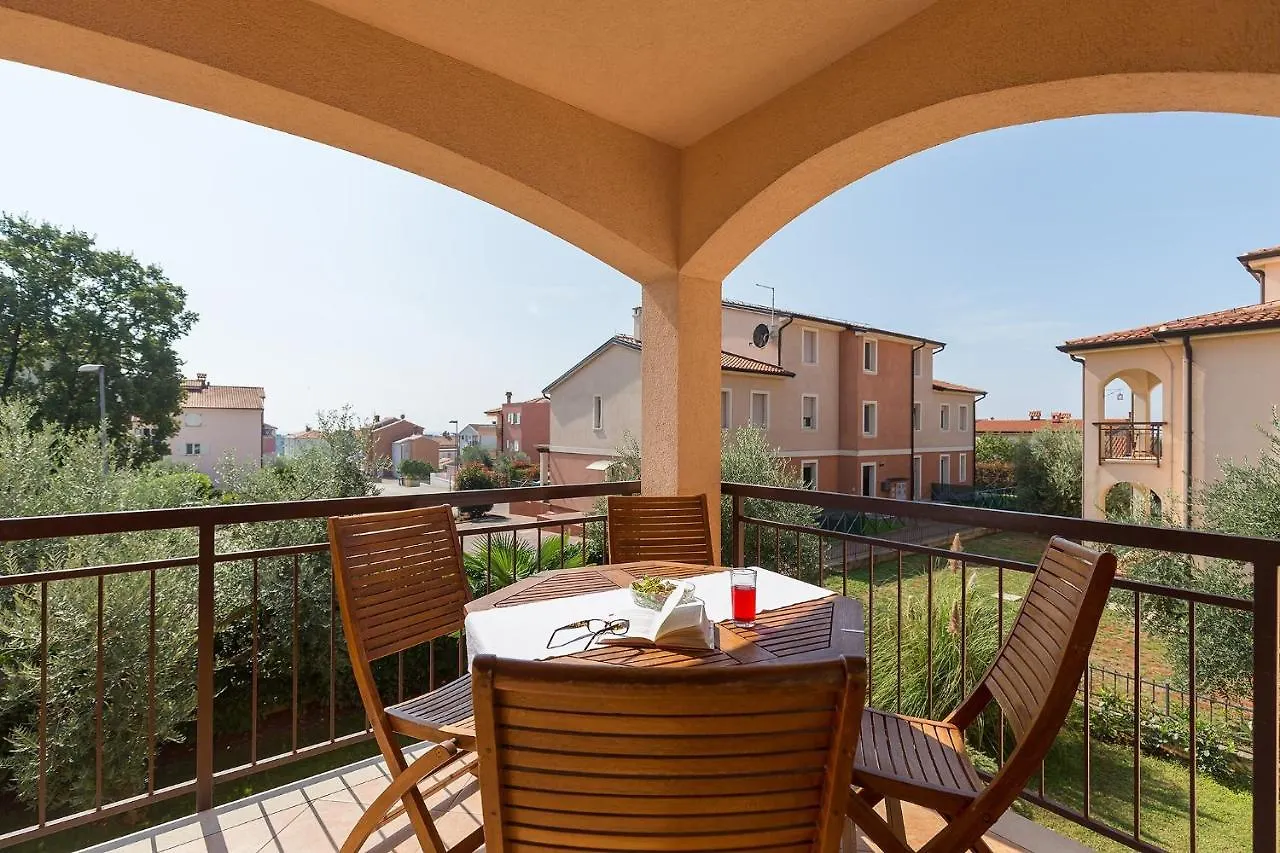 Apartments With A Swimming Pool Novigrad - 7078