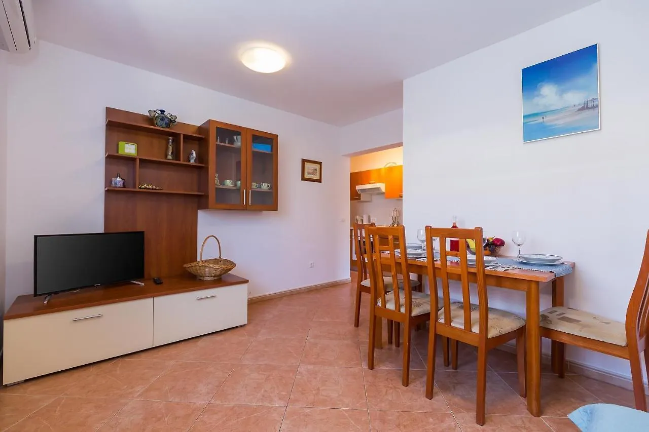Apartments With A Swimming Pool Novigrad - 7078
